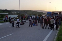 Κόπηκε η κυκλοφορία στην Αθηνών - Λαμίας από πρόσφυγες
