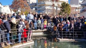 Σε «πισίνα» ο Αγιασμός των υδάτων στο Κορδελιό (pics &amp; vid)