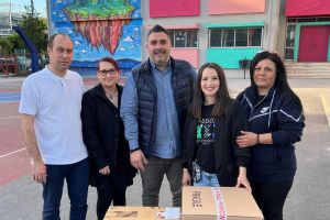 O υποψήφιος της Ελληνικής Λύσης, Συμεών Κουπελόγλου, δώρισε υπολογιστές σε σχολείο