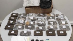 Θεσσαλονίκη: Καταδίωξη και σύλληψη 26χρονης – Μετέφερε 15 κιλά ηρωίνης – Εμβόλισε περιπολικό (pic)