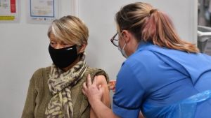 Η Βρετανία ξεκινά τον σχεδιασμό για τη χορήγηση τρίτης δόσης από τον Σεπτέμβριο