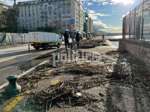 Θεσσαλονίκη: Ο Θερμαϊκός «ξέβρασε» σκουπίδια στην παραλιακή (pics &amp; vid)
