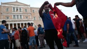 Το ελληνικό ΥΠΕΞ καταδικάζει το κάψιμο της τουρκικής σημαίας στο Σύνταγμα