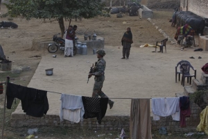 Για τρίτη ημέρα συνεχίζεται η μάχη στην βάση του ινδικού στρατού στα σύνορα