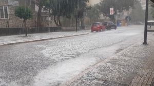 Σφοδρή χαλαζόπτωση πλήττει τη Βόρεια Χαλκιδική