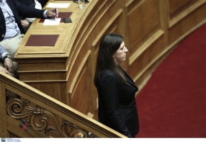 Αποπομπή της Κωνσταντοπούλου ζητούν πάνω από 30.000 πολίτες