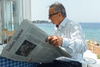 Όταν ο Γιούνκερ διαβάζει τη FAZ σε ελληνική ταβέρνα: Tο μενού είναι σε ευρώ...