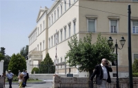 Ξανά με στολή η αστυνομική φρουρά της Βουλής