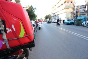 Θεσσαλονίκη: Διαμαρτύρονται οι διανομείς της efood – Οι ώρες που δεν θα έχει delivery