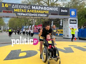 16ος Διεθνής Μαραθώνιος: Ο Μάριος και η Ελευθερία τερμάτισαν μαζί, στέλνοντας μήνυμα αγάπης (pics &amp; vid)