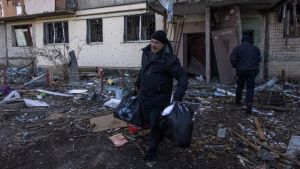 Καταγγελία για ρωσικό βομβαρδισμό σε σπίτια και μια γραμμή αερίου σε συνοικία του Κιέβου