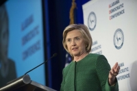 Η Χίλαρι Κλίντον διεύρυνε τη διαφορά με τον αντίπαλό της Σάντερς