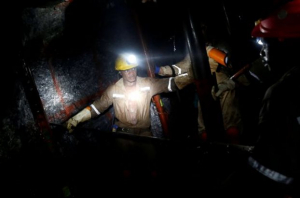 Ν. Αφρική: 950 μεταλλωρύχοι αποκλείστηκαν σε ορυχείο