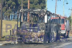 Κάηκε ολοσχερώς λεωφορείο του ΚΤΕΛ Κιλκίς έξω από το Πολύκαστρο