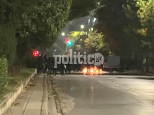 Θεσσαλονίκη: Επεισόδια με μολότοφ, χημικά και Αύρα μετά την πορεία για το Πολυτεχνείο (vids)