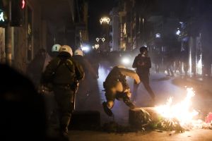 Θεσσαλονίκη: Επεισόδια μεταξύ αγνώστων και ΜΑΤ έξω από το «Χαριλάου» – Τουλάχιστον 2 προσαγωγές