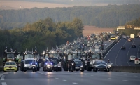Γαλλία: Xιλιάδες τρακτέρ στο Παρίσι - Νέα μέτρα ανακοίνωσε ο Βαλς