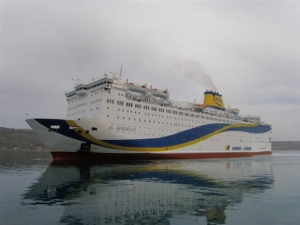 Το πλοίο «Ελευθέριος Βενιζέλος» στην Κω για τους πρόσφυγες