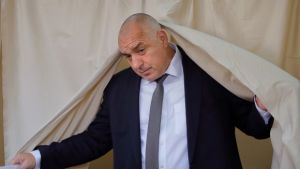 Στο κρεβάτι του Μπορίσοφ: Κοιμάται με όπλα, χρυσό και χαρτονομίσματα; (pics)