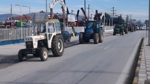 Αγρότες της Χαλκηδόνας προχωρούν σε τετράωρο αποκλεισμό της Εθνικής Οδού Θεσσαλονίκης-Έδεσσας