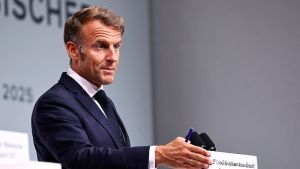 Μακρόν: Σταθερότητα και σοβαρότητα στον διάλογο με Τραμπ