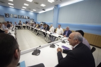 Η Ν.Δ. δεν έχει καταλήξει στην προεκλογική στρατηγική της και επενδύει τις ελπίδες της στην κρίση στρατηγικής του ΣΥΡΙΖΑ