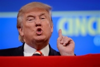 Ο Τραμπ «αστειεύεται» ότι θα καλέσει στο ντιμπέιτ πρώην ερωμένη του Μπιλ Κλίντον