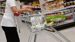 Σερβία: Πλαφόν στο εμπορικό κέρδος προκαλεί μειώσεις τιμών στα σούπερ μάρκετ