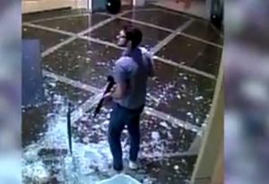 Πυροβολισμοί σε τράπεζα στις ΗΠΑ: Καρέ – καρέ η στιγμή που αστυνομικοί έρχονται αντιμέτωποι με τον ένοπλο