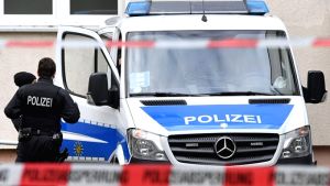 Συναγερμός στη Γερμανία: Παράδοση άνδρα που πυροβόλησε αστυνομικό και κρατούσε τις κόρες του