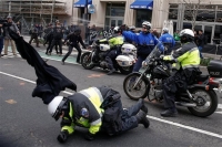 Συγκρούσεις στους δρόμους της Ουάσινγκτον με το «μαύρο μπλοκ»