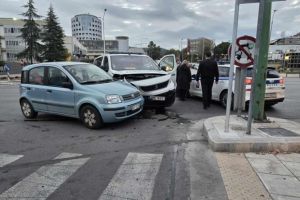 Θεσσαλονίκη: Σύγκρουση ιδιωτικού ασθενοφόρου με ΙΧ στην Εγνατία