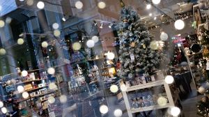 Εορταστική κίνηση στην αγορά της Θεσσαλονίκης: Φρέσκα γλυκίσματα και περιορισμένες αγορές