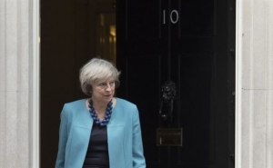 Μέι: Το χρονοδιάγραμμα για το Brexit παραμένει ως έχει