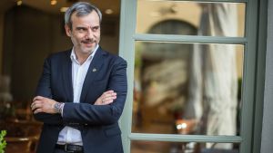 Ο Κωνσταντίνος Ζέρβας στέκεται δίπλα στις κακοποιημένες γυναίκες