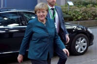 Η Μέρκελ προειδοποιεί με κυρώσεις τη Ρωσία για τα πλήγματα στο Χαλέπι