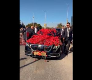 Οπαδοί του Ερντογάν τον υποδέχτηκαν με ροδοπέταλα και τραγούδι προς τιμήν του (vid)
