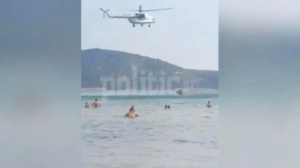 Φωτιά στη Θάσο: Δείτε τη στιγμή που πυροσβεστικό ελικόπτερο ανεφοδιάζεται στη Χρυσή Ακτή