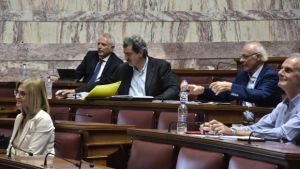 Προανακριτική: «Σφάχτηκαν» με το γάντι Πλεύρης-Μαρκόπουλος με Πολάκη