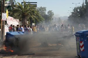 Ρομά έκλεισαν την Πόντου διαμαρτυρόμενοι για την δολοφονία του 17χρονου (ΒΙΝΤΕΟ &amp; ΦΩΤΟ)