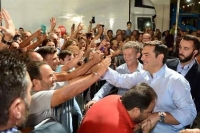 Χιουμοριστική απάντηση Τσίπρα στο χειροφίλημα