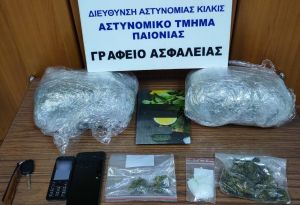 Θεσσαλονίκη: Αστυνομικοί εντόπισαν κρυμμένα ναρκωτικά σε αυτοκίνητο – Δείτε βίντεο από τη στιγμή της ανακάλυψης