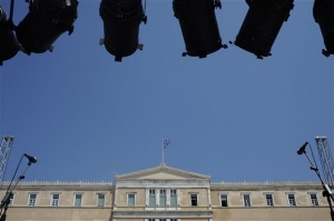 Αλλαγές στρατηγικής υπό τη σκιά δημοσκοπήσεων