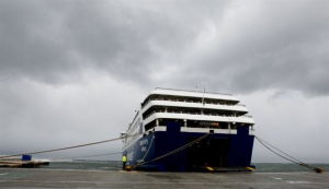 Δεμένα τα καράβια στον Πειραιά λόγω ισχυρών ανέμων
