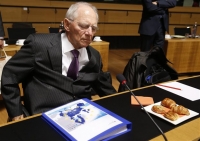 Spiegel: Ο Σόιμπλε θέλει εμβάθυνση της συνεργασίας των «27»