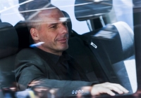 Ο «ροκ σταρ Γιάνης» στη Γαλλία, το μπαράζ συνεντεύξεων και τα «ειδικά δικαστήρια»