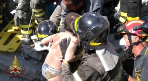 Απεγκλωβίστηκε ζωντανό και το τρίτο ανήλικο στην Ισκια της Ιταλίας