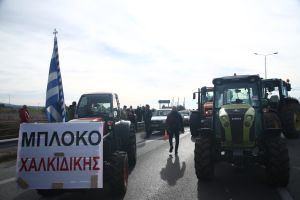 Αγρότες από το μπλόκο Θεσσαλονίκης – Χαλκιδικής απέκλεισαν το τελωνείο των Κήπων