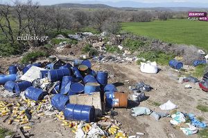 Τα επικίνδυνα βαρέλια με βιοκτόνα παραμένουν για τέταρτο μήνα στο ρέμα του Λεβεντοχωρίου