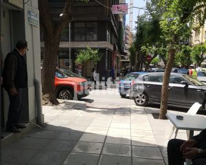 Θεσσαλονίκη: «Τρελή» πορεία ΙΧ που μπήκε ανάποδα στη Βενιζέλου – Ανέβηκε στο πεζοδρόμιο και παραλίγο να παρασύρει πεζούς (ΒΙΝΤΕΟ &amp; ΦΩΤΟ)